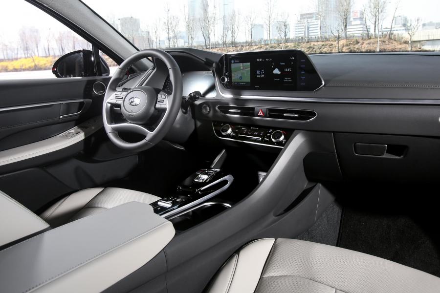 Интерьер Hyundai Sonata 2019 года  (KR) (фото 36 из 42)